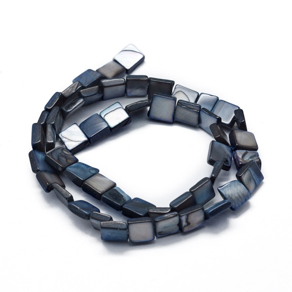 <p>Бусины из натурального тонированного перламутра в форме плоского квадрата. Цвет в разных поставках варьируется от серого с голубоватым отливом до сине-серого, деним. Бусины могут немного отличаться по форме, цвету и размеру. Оттенок может отличаться от фотографии и в разных поставках. Цена за низку, около 45 бусин (низки формируются без проверки каждой бусины на дефекты).</p>