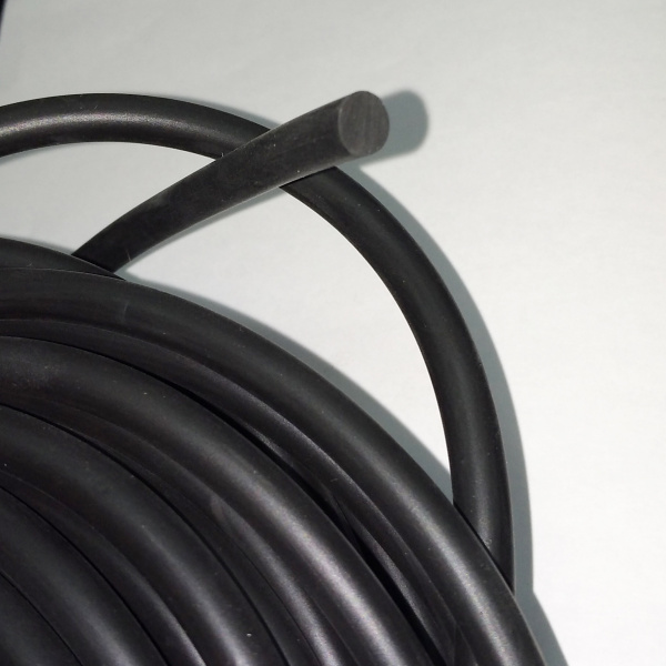 Шнур резиновый без отверстия, около 6мм, черный, 1 метр <p>Толстый резиновый шнур диаметром около 6 мм. Хорошо подходит в качестве основы для оплетания кожей, нитками, бисером. Оттенок может отличаться от фотографии и в разных поставках. Цена за 1 метр.</p>