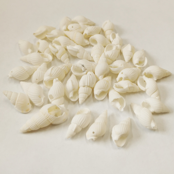 <p>Подвеска из натуральной тонированной веретенообразной раковины. У отверстия возможны небольшие сколы, отверстие может быть смещено относительно центра. Размеры варьируются от 12*7 до 35*15мм. Цвет белый, возможны желтоватые участки, тёмные пятнышки. Оттенок может отличаться от фотографии и в разных поставках. Попадаются ракушки со сколами. Цена за 30 грамм (около 40-60 штук в зависимости от размера, фасуются без проверки на дефекты и без подбора по размеру).</p>