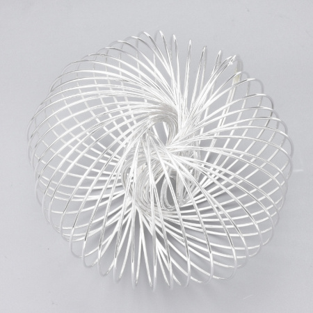 Проволока с памятью, 55х1мм, для браслета, под серебро, 25 витков <p>Толстая проволока с памятью для браслета, стальная. Светло-серебристого цвета. Оттенок может отличаться от фотографии. Толщина проволоки 1 мм, диаметр витка около 5.5 см. Цена за 25 витков. Максимальная длина одним куском - 25 витков.</p><p>ВНИМАНИЕ: возможны пятнышки на покрытии.</p>