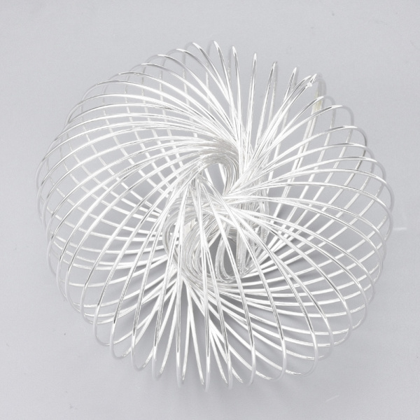 <p>Толстая проволока с памятью для браслета, стальная. Светло-серебристого цвета. Оттенок может отличаться от фотографии. Толщина проволоки 1 мм, диаметр витка около 5.5 см. Цена за 25 витков. Максимальная длина одним куском - 25 витков.</p><p>ВНИМАНИЕ: возможны пятнышки на покрытии.</p>