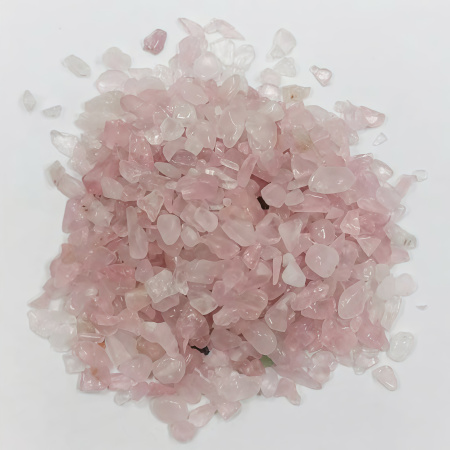 <p>Сколы из камня - натуральный розовый кварц. Оттенок может отличаться от фотографии. Без отверстий! Могут существенно отличаться по форме и размеру. Используется для декорирования украшений, шкатулок, картин и т.д. Также крошку можно насыпать в стеклянную бутылочку. Цена за упаковку 20 грамм (около 80-120 шт., фасуется без проверки на дефекты).</p>