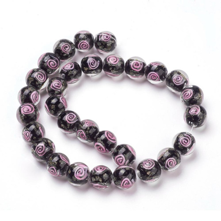 <p>Стеклянная бусина лэмпворк ручной работы. Бусина черного цвета со спиральным узором розового цвета и золотистыми блестками. Оттенок может отличаться от фотографии. Диаметр отверстий - около 1.2-1.6 мм. Бусины могут немного отличаться по форме и размеру. Цена за 2 шт.</p>