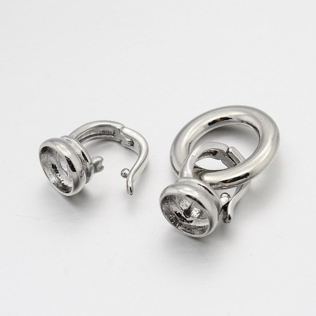 <p>Необычный эффектный компонент для бижутерии - два защелкивающихся (складных) замочка-концевика в комплекте с декоративным гладким коннектором-кольцом диаметром 18 мм. При желании кольцо можно заменить на другое (с рисунком, из камня и т.д.). Внутренний диаметр концевиков - около 8.8 мм. Оттенок может отличаться от фотографии. Возможны небольшие дефекты покрытия. Такая застежка отлично подойдет для создания сотуаров, колье, браслетов, в том числе из бисерного жгута. Цена за 1 шт.</p>