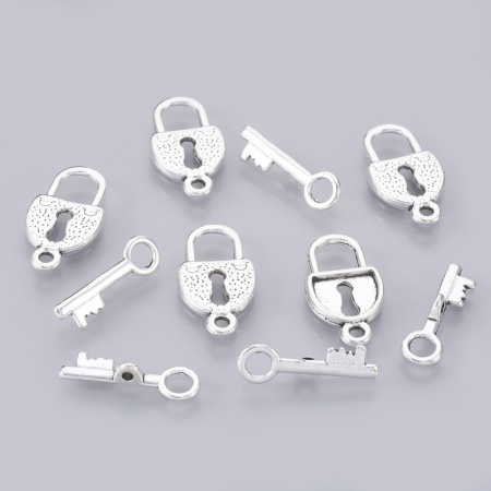 <p>Замочек-тогл в форме амбарного замка и ключа. Стиль "тибетское серебро". Размер тоггла 21*11 мм, палочки - 19*6 мм. Цена за 1 шт.</p>