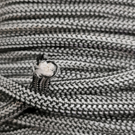 <p>Толстый плетеный синтетический шнур-змейка. Очень прочный, при этом довольно гибкий и мягкий, слегка тянется. Цвет черно-белый меланж. Оттенок может отличаться от фотографии и в разных поставках. Плетение не очень плотное, сквозь нити может проглядывать сердечник, отличающийся по цвету. Толщина около 1 см, может немного отличаться от заявленной. Можно использовать в качестве основы для создания колье или браслетов, он может послужить альтернативой бисерному жгуту. Произведен в Греции. Цена за отрезок длиной примерно 90 см. При покупке нескольких единиц, по возможности, отрезается цельным куском.</p>