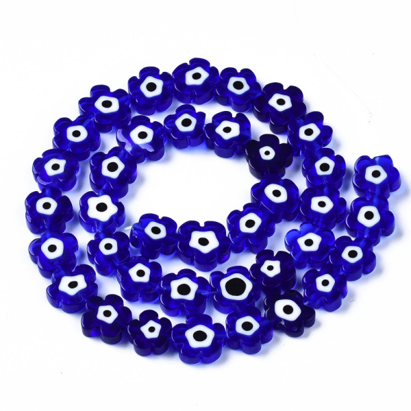 <p>Стеклянные бусины - цветочки ручной работы, выполнены в технике миллефиори (миллефьори). Бусины насыщенного синего цвета с бело-чёрной серединкой, напоминающей глаз. Иногда предметы с такими глазками используют как амулет от сглаза. Оттенок может отличаться от фотографии и от партии к партии. Бусины могут существенно отличаться по форме и размеру. В низке около 18 бусин, низки формируются без проверки каждой бусины на дефекты. Цена за низку.
</p>