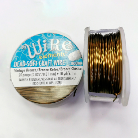Проволока гибкая, 0.812мм, Wire elements (Craft Wire), не темнеющая, античная бронза, катушка, 9.1 метра <p>Качественная не темнеющая бронзовая проволока для создания украшений и других видов рукоделия. Марка Wire elements (ребрендинг марки Craft Wire pro-quality), цвет винтажная бронза (VINTAGE BRONZE Tarnish Resistant). Оттенок может отличаться от фотографии и в разных поставках. Базовый материал - медь. Толщина 20 gauge (около 0,812 мм). Намотка может состоять из нескольких частей. Цена за катушку 10 ярдов (около 9.1 метров). Произведена в Пакистане для американской компании Bead Smith.</p>