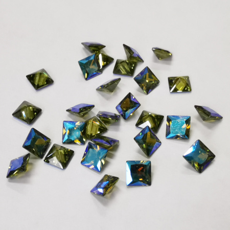 <p>Ювелирный кристалл (шатон, Chaton) из фианита (Cubic Zirconia), форма квадрат. Качество А. Цвет оливково-зелёный, передняя сторона имеет покрытие AB (преобладают голубые и фиолетовые тона). Оттенок и вид огранки (количество граней) у разных кристаллов может немного отличаться. На шатонах возможны незначительные царапинки/сколы. Цена за 5 шт.</p>