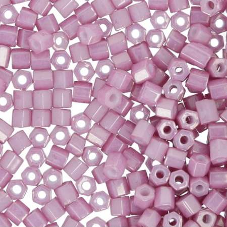 <p>Японский бисер TOHO Hexagon (шестигранный Тохо), размер 11/0 (2.2 мм). Жемчужный бледно-лиловый (Opaque-Lustered Pale Mauve). Оттенок может отличаться от фотографии. Цена за 10 грамм. Среднее количество бисерин в 1 грамме Toho шестиугольном 11/0 от 80 до 90 штук, может сильно варьироваться в зависимости от вида бисера.</p>