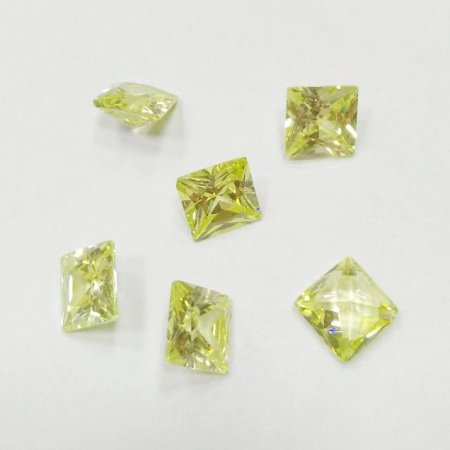 Ювелирный кристалл из фианита, 8х8мм, форма квадрат, нежно-зеленый, 1 шт.