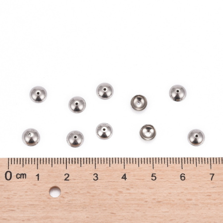 <p>Лаконичный обниматель (шапочка, чашечка) для бусин в форме выпуклого диска, гладкий. Фурнитура для бижутерии из нержавеющей стали (марка 304: используется в пищевой промышленности, не темнеет, не облезает, гипоаллергенная). Оттенок может отличаться от фотографии и в разных поставках. Размер отверстий может отличаться у разных обнимателей. Цена за 50 шт.</p>