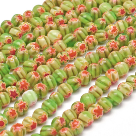 <p>Стеклянные бусины ручной работы, выполнены в технике миллефиори. Бусины полосатые салатово-белые с красно-желтыми цветочками. Оттенок может отличаться от фотографии и от партии к партии. Цена за низку (около 65 бусин).</p>