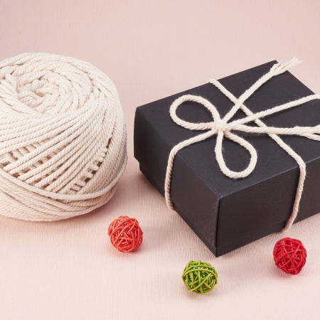 <p>Толстый витой шнур (верёвка) из натурального хлопка. Толщина около 3.5-4.5 мм. Можно использовать в качестве основы для создания колье или браслетов. Отлично подходит для плетения декора в технике макраме. Оттенок может немного отличаться от фотографии и в разных поставках. Цена за 1 клубок, около 100 метров (шнур в намотке может состоять из нескольких кусков).</p>