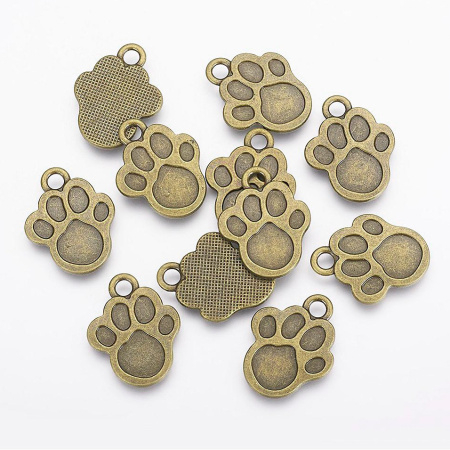 <p>Подвеска в форме следа звериной лапы. На фотографии показана лицевая и тыльная стороны. Подвеска сделана из бижутерного металлического сплава, сверху покрытие под бронзу с чернением. Оттенок может отличаться от фотографии и в разных поставках. Цена за 1 шт.</p><p>ВНИМАНИЕ: на подвесках возможны темные пятна, особенно на тыльной стороне, встречаются неровности на поверхности.</p>