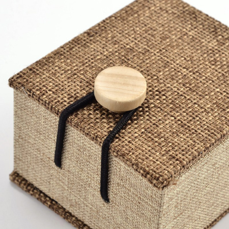 <p>Оригинальная подарочная коробочка для упаковки украшений в эко-стиле, закрывается на деревянную пуговку. Сделана из пластика и дерева, обтянутых тканью, внутри подкладка из чёрного поролона с бархатным покрытием, с прорезью для кольца/броши. Подходит для также для браслетов, небольших кулонов, серег и брелоков. Оттенок может отличаться от фотографии. По углам могут торчать ниточки. Внутренний размер 55*58*15 (без учета подкладки 55*58*35). Цена за 1 шт.</p>