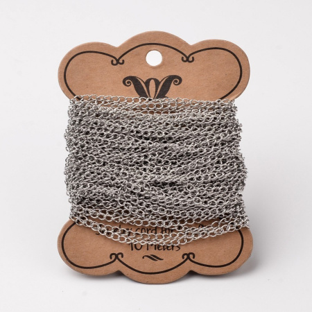 <p>Витая цепочка из нержавеющей стали (марка 304: используется в пищевой промышленности, не окисляется). Оттенок может отличаться от фотографии. Звенья запаяны. Толщина и размер звеньев могут немного отличаться от партии к партии. Ширина звеньев около 3 мм, длина около 4 мм. Отлично подойдет в качестве удлинителей для небольших карабинов или застежек-колец. Цена за 1 метр. При заказе нескольких метров, по возможности, отрезается цельным куском.</p>