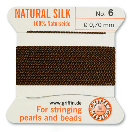 <p>Прочная нить из высококачественного натурального 100% шелка, произведена компанией Griffin (Германия). К нити прикреплена проволочная иголочка. Идеально подходит для использования с жемчугом и натуральными камнями. Толщина около 0,7 мм. Цена за моток 2 метра.</p>
