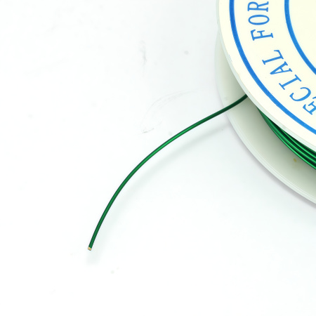 Проволока гибкая, 0.6мм, изумрудно-зеленая, 8 метров, катушка <p>Медная проволока с покрытием изумрудного цвета. Используется для создания украшений, изготовления деревьев и цветов из бисера и камней, и прочих декоративных работ. Намотка может состоять из нескольких частей. Оттенок может отличаться от фотографии и в разных поставках. Цена за катушку, примерно 8 метров.</p>