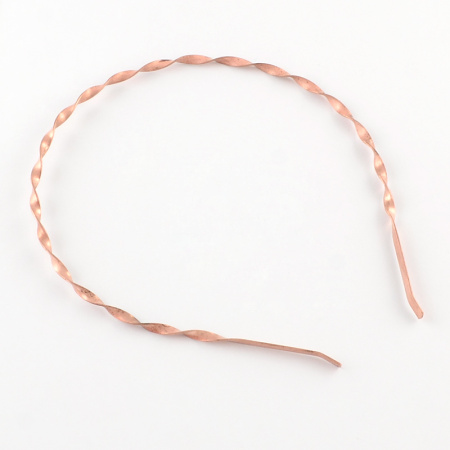 <p>Металлическая витая основа для ободка. Ширина около 3.5 мм, диаметр около 11.9 см. Толщина металла - 0.9 мм. Цвет медный, матовый. Цена за 5 шт.</p><p>УЦЕНКА: на покрытии есть пятна, потертости, неровности, царапинки, могут попадаться облезшие участки. Рекомендуется использовать данные ободки при обильном декорировании или для обмотки.</p>