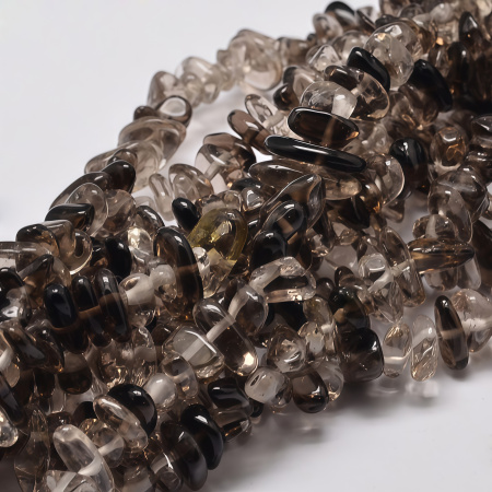 <p>Бусины - сколы неправильной формы из камня - дымчатого кварца (раухтопаза). В низке около 200 бусин. Бусины могут существенно отличаться по форме и размеру. Цена за одинарную низку 85 см.</p>