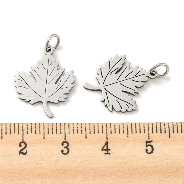 <p>Не темнеющая фурнитура из нержавейки. Эффектная двусторонняя подвеска кленовый лист из нержавеющей гипоаллергенной стали (марка 304: используется в пищевой и медицинской промышленности, не окисляется, не темнеет, не облезает). В комплекте разъёмное соединительное колечко 5*1мм, при желании его можно убрать. Оттенок может отличаться от фотографии и в разных поставках. Цена за 2 шт.</p>