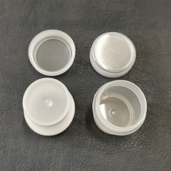 Баночка для хранения, 2.6х3.1см, полупрозрачная, 5 штук <p>Баночка для хранения бисера, бусин, фурнитуры и т.д. из качественного полупрозрачного пластика. Крышечка плотно завинчивается. Баночка подходит также для жидкостей. На поверхности могут быть небольшие царапинки и потертости. Диаметр баночки 2.6 см. Высота 3.1 см. Диаметр крышки - 3.1 см. Объём около 10 мл. Цена за 5 штук.</p>