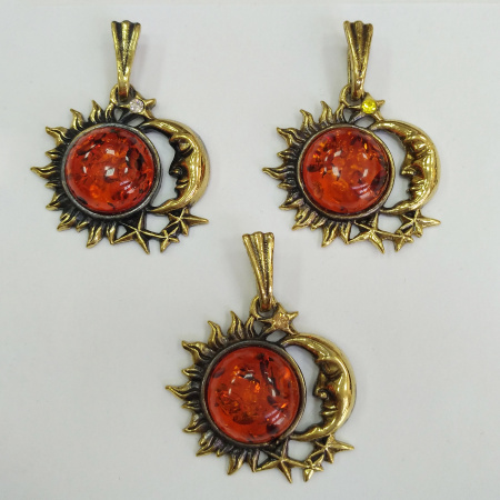 <p>Подвеска - солнце и месяц. Металлическая часть сделана из бижутерного сплава с покрытием золотистого цвета с чернением. Вставка выполнена из прессованного янтаря. Цвет стеклянного кристалла может отличаться. Цена за 1 шт.</p>