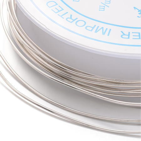 Проволока гибкая, 0.8мм, средней жесткости, стального цвета, 5 метров, катушка <p>Медная проволока с покрытием под сталь. Оттенок может отличаться от фотографии. Используется для создания украшений, изготовления деревьев и цветов из бисера и камней, и прочих декоративных работ, диаметр 0,8 мм. Намотка может состоять из нескольких частей. Цена за катушку около 5 метров.</p>