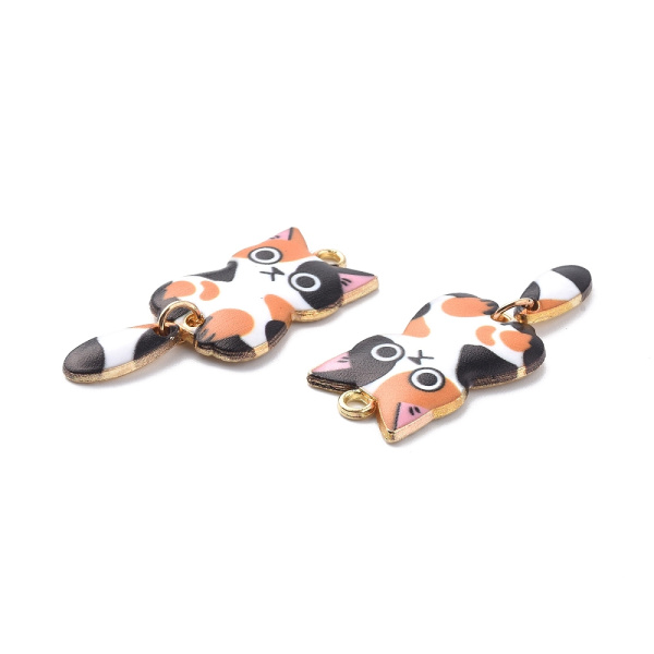 <p>Односторонняя металлическая подвеска золотистого цвета с эмалевым покрытием. Подвеска сделана в форме кота с подвижным хвостом. Кошечка трёхцветная, считается, что такие кошки приносят удачу. Оттенок может отличаться от фотографии и в разных поставках. На обратной стороне возможен небольшой подтёк эмали. Цена за 5 шт.</p>