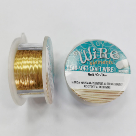 Проволока гибкая, 0.511мм, Wire elements (Craft Wire), не темнеющая, золотистого цвета, катушка, 9.1 метра <p>Качественная не темнеющая проволока под золото для создания украшений в технике wire wrap и других видов рукоделия. Марка Wire elements (ребрендинг марки Craft Wire pro-quality), цвет золотистый (Gold Tarnish Resistant). Оттенок может отличаться от фотографии. Базовый материал - медь. Толщина 24 gauge (около 0.511 мм). Намотка может состоять из нескольких частей. Цена за катушку 10 ярдов (около 9.14 метра). Произведена в Пакистане для американской компании Bead Smith.</p>