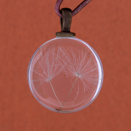 <p>Круглая стеклянная подвеска с сухоцветом внутри (напоминает одуванчик). Подвеска представляет собой две склеенные стеклянные полусферы с засушенными пушинками между ними, сверху приклеена металлическая петелька для подвешивания. Отлично будет смотреться как кулон, серьги или брелок. Цена за 2 подвески.</p><p>УЦЕНКА: мелкие царапинки, возможны следы клея, сферы могут быть склеены неровно относительно друг друга.</p>