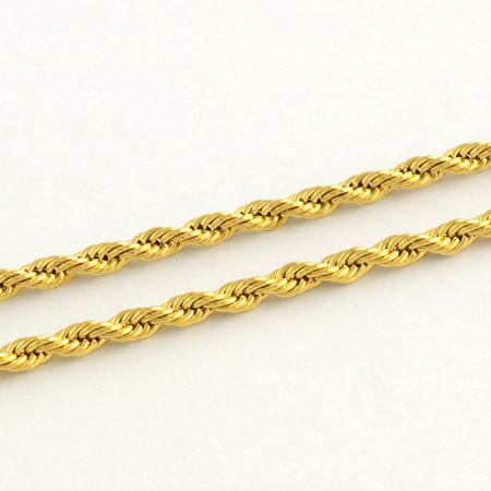 <p>Цепочка на шею, фантазийное плетение Бисмарк. Выполнена из нержавеющей стали (марка 304: используется в пищевой промышленности, не окисляется) с покрытием под золото. Длина вместе с замочком-карабином - около 53 см. Цена за 1 цепочку.</p><p>ВНИМАНИЕ: на колечках в конце цепочки проглядывает стальная основа (см. доп. фото).</p>