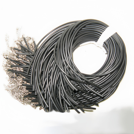 <p>Удобный набор - основа для создания колье, кулона или браслета длиной до 51 см с учетом удлинителя. В набор входит резиновый (каучуковый) шнур черного цвета толщиной 1.5 мм, обжимные концевики - пружинки (пара), застежка-карабин 9*5 мм, удлиняющая цепочка. Фурнитура стального цвета. Цена за 5 наборов.</p>