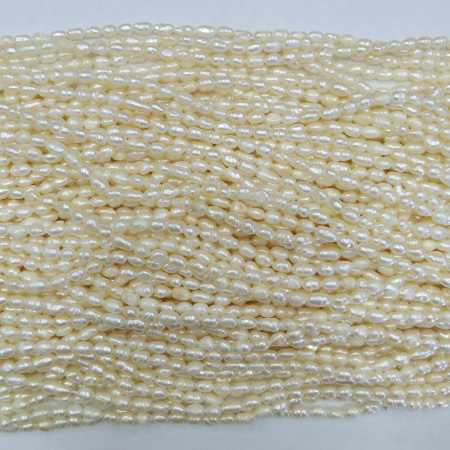 <p>
Бусины из культивированного пресноводного жемчуга в форме риса. Бусины могут довольно сильно отличаться по форме и размеру. Цвет в разных низках варьируется от белого до айвори. Оттенок может отличаться от фотографии и от партии к партии. Цена за низку длиной примерно 32 см (около 50-65 жемчужин, в зависимости от размера). Низки формируются без проверки на дефекты каждой бусины и без подбора по цвету, форме, размеру.
</p>
<p> УЦЕНКА: часть бусин матовые, имеют неровности.</p>