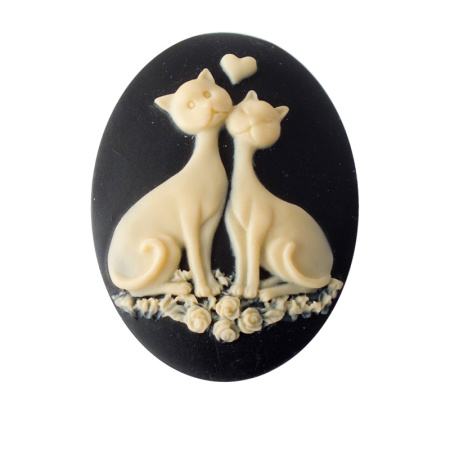 Камея акриловая, 40х30мм, влюбленные кошки, слоновая кость на черном, 1 шт., УЦЕНКА