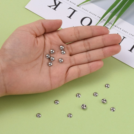 <p>Лаконичный обниматель (шапочка, чашечка) для бусин в форме выпуклого диска, гладкий. Фурнитура для бижутерии из нержавеющей стали (марка 304: используется в пищевой промышленности, не темнеет, не облезает, гипоаллергенная). Оттенок может отличаться от фотографии и в разных поставках. Размер отверстий может отличаться у разных обнимателей. Цена за 50 шт.</p>