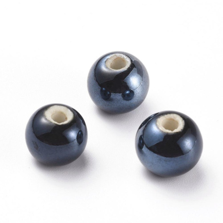 <p>Эффектная фарфоровая (porcelain) бусина ручной работы в форме слегка приплюснутого к отверстию шара. Цвет темный сине-черный с жемчужным отливом (напоминает гематит). Оттенок может отличаться от фотографии. Бусины могут немного отличаться по форме и размеру. Вокруг отверстия могут быть неровности и небольшие сколы. Цена за 5 бусин.</p>