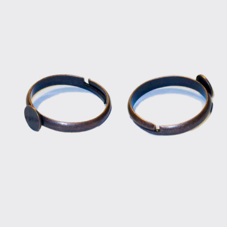 <p>Основа для кольца с платформой 6 мм, цвет - античная медь. Оттенок может отличаться от фотографии и в разных поставках. Размер регулируется. Платформа может быть припаяна не очень ровно относительно кольца. Цена за 5 шт.</p>