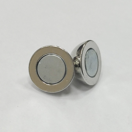 <p>Крупная магнитная застежка цвета темного серебра. Магниты очень сильные. На покрытии возможны небольшие пятнышки. Диаметр отверстия у петелек - 1.2 мм. Цена за 2 шт.</p>