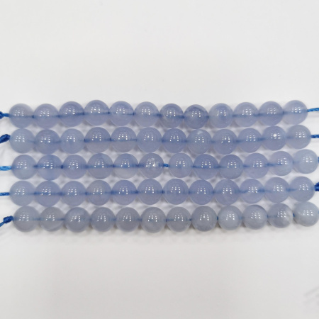<p>Каменные бусины - гладкие шарики из натурального сапфирина (сине-голубого подвида халцедона). В последней поставке бусины почти без полосок. Бусины могут немного отличаться по форме и размеру. Оттенок может немного отличаться от фотографии. Цена за низку длиной примерно 9 см. В низке около 12 бусин, низки формируются без проверки каждой бусины на дефекты.</p>