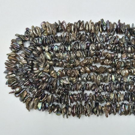 <p>Бусины из культивированного пресноводного жемчуга Кеши - небольшие плоские бусины неправильной формы. Цвет темно-лиловый с радужным отливом. Оттенок может отличаться от фотографии: варьируется от лилового до черного. Цена за низку длиной примерно 19 см (около 70-90 жемчужин, низки формируются без проверки каждой бусины на дефекты).</p>