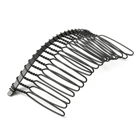 <p>Металлический гребень для волос чёрного цвета. Гребень слегка изогнут, имеет 20 проволочных зубчиков. Отличная основа для декоративного гребня в прическу невесты. Оттенок может отличаться от фотографии и в разных поставках. Размер может немного отличаться от заявленного. Цена за 2 шт.</p>