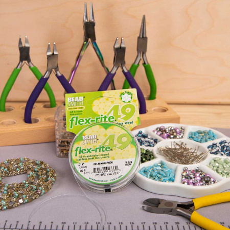 <p>Профессиональный ювелирный тросик Flex-Rite с нейлоновым покрытием. 49-жильный тросик премиум-класса. Цвет светло-серебристый, матовый. Оттенок может отличаться от фотографии и в разных поставках. Цена за катушку 30 футов (9.1 метра).</p>