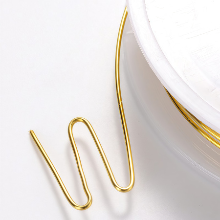 Проволока гибкая, 0.8мм, средней жесткости, золотистого цвета, 5 метров, катушка <p>Медная проволока с покрытием золотистого цвета. Оттенок может отличаться от фотографии и в разных поставках. Намотка может состоять из нескольких частей. Цена за катушку около 5 метров.</p><p>Внимание: на покрытии возможны тёмные пятнышки.</p>