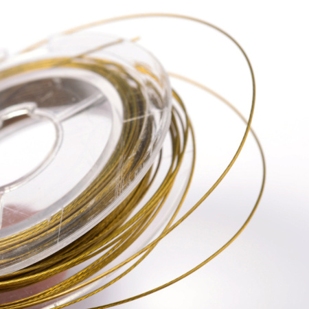 <p>Бюджетный ювелирный тросик в нейлоновой оплетке. Цвет бронзово-золотистый. Оттенок может отличаться от фотографии и в разных поставках. Цена за 2 катушки около 9-10 метров. </p>