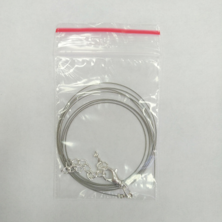 <p>Набор для сборки колье, бус или браслета длиной до 107 см. В набор входит 7-жильный ювелирный тросик японского производства толщиной 0.48мм (сталь с нейлоновым покрытием) - около 1 метра, обжимные концевики с соединительными колечками (пара), застежка-карабин с вращающимся основанием 14*7мм и удлиняющая цепочка с подвеской-капелькой на конце (длина удлинителя около 4.5-6 см). Вся фурнитура посеребренная. Оттенок может отличаться от фотографии и в разных поставках. Цена за 1 набор.</p>