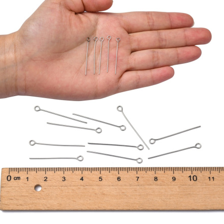 <p>Пины с ушком из нержавеющей стали (марка 304: используется в пищевой промышленности, не окисляется). Длина около 30 мм, диаметр пина 0,6 мм. Оттенок может отличаться от фотографии и в разных поставках. Цена за 5 грамм (около 60 шт.)</p>