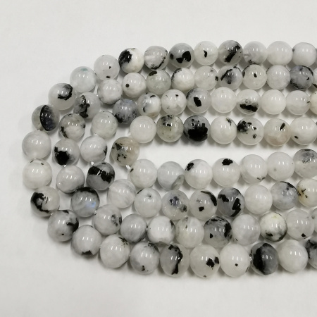 <p>Круглые гладкие бусины из натурального лунного камня белого цвета. Оттенок может отличаться от фотографии, на бусинах темные пятнышки, некоторые бусины имеют голубую иризацию. Бусины могут немного отличаться по форме и размеру. Цена за низку длиной примерно 38 см, в низке около 62 бусин. Низки формируются производителем без проверки на дефекты каждой бусины и без подбора бусин по цвету.</p>