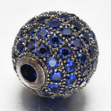 <p>Фурнитура для бижутерии Милано класса люкс (MILANO LUX). Качественный компонент для бижутерии - эффектная круглая бусина (шарик). Размер отверстия примерно 1.5 мм. Инкрустация синими фианитами в технике паве. Оттенок может отличаться от фотографии. Цена за 1 шт.</p>